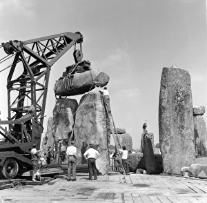 Stonehenge. Re-erection of Trilithon lintel in 1958 P50217 Stonehenge. Re-erection of Trilithon lintel in 1958 P50217