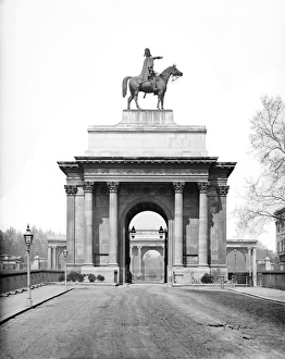 Wellington Arch with Duke of Wellington statue DD97_00320 Wellington Arch with Duke of Wellington statue DD97_00320