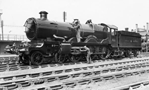 Loco staff cleaning No 5029 Nunney Castle Loco staff cleaning No 5029 Nunney Castle