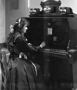 GWR Museum Prints: Female telegraph operator, 1910