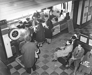 Passengers awaiting flight, Shoreham, 1940 Passengers awaiting flight, Shoreham, 1940