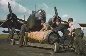 Images Dated 7th March 2008: Vickers Wellington and 4000 lb bomb