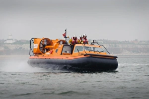 Hunstanton hovercraft The Hunstanton Flyer H-003 heading from left to right at speed, four crew on board Hunstanton hovercraft The Hunstanton Flyer H-003 heading from left to right at speed, four crew on board