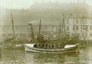 Heritage Collection: Tynemouth. Self righting motor boat. ON613. Henry Vernon. Ten crew on board. Quay in background