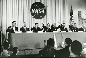 Astronauts are introduced to the American and foreign p? Astronauts are introduced to the American and foreign p?