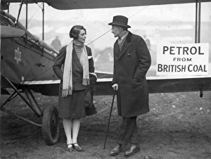 Aviatrix Miss Spooner talking with Lord Thompson Aviatrix Miss Spooner talking with Lord Thompson