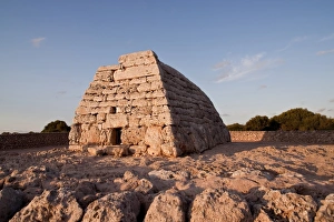 Balearic Islands. Menorca. Naveta dels Tudons. Megalithic cu Balearic Islands. Menorca. Naveta dels Tudons. Megalithic cu
