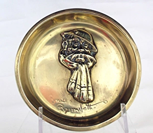 Brass ashtray with a fixed Old Bill head wearing a scar Brass ashtray with a fixed Old Bill head wearing a scar