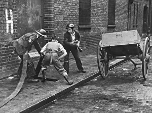Connecting up a hosepipe during the Blitz Connecting up a hosepipe during the Blitz