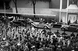 Coronation. Abbey. Cars deposit their passengers Coronation. Abbey. Cars deposit their passengers