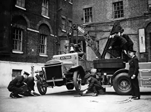 London Fire Brigade Equipment Prints: Dennis breakdown lorry, demonstrating wrong method