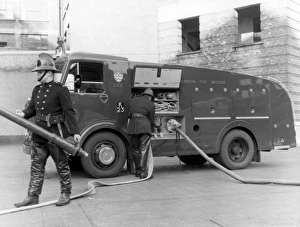 GLC-LFB - Foam Tender and crew at Battersea GLC-LFB - Foam Tender and crew at Battersea