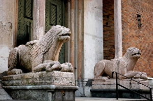 Lions sculptures. Northern transept. Cremona Cathedral Lions sculptures. Northern transept. Cremona Cathedral