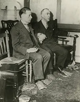 The method of linking up hands and feet of sitting mediums The method of linking up hands and feet of sitting mediums