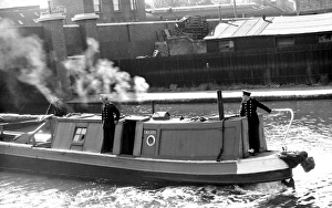 NFS (London Region) narrow boat fitted with fire pumps NFS (London Region) narrow boat fitted with fire pumps