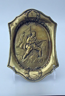 Patriotic ashtray showing a British Tommy on a battlefield Patriotic ashtray showing a British Tommy on a battlefield