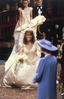 Royal Wedding 1986 - Fergie curtseys to the Queen Royal Wedding 1986 - Fergie curtseys to the Queen