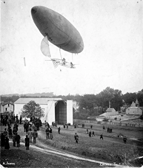 Santos-Dumont airship No6 leaving the Aero Club of Saint? Santos-Dumont airship No6 leaving the Aero Club of Saint?