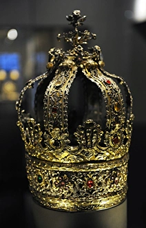 Torah crown inlaid with semiprecious stones. Poland, ca. 172 Torah crown inlaid with semiprecious stones. Poland, ca. 172