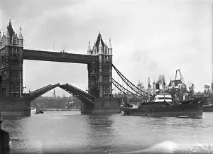 Historical England Landmarks Prints: Tower Bridge 1930S