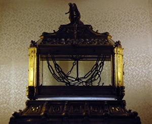 Urn with chains of Saint Peter. San Pietro in Vincoli. Rome Urn with chains of Saint Peter. San Pietro in Vincoli. Rome