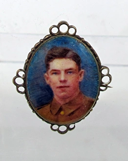 Young WWI soldier in a 9 carat gold frame Young WWI soldier in a 9 carat gold frame