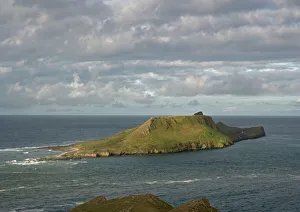 Worms Head, Rhossili, Gower Peninsula. Limestone island, linked to mainland by causeway at low tide Worms Head, Rhossili, Gower Peninsula. Limestone island, linked to mainland by causeway at low tide