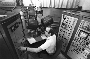 Images Dated 6th March 2013: Early Electron Microscope Controls Print