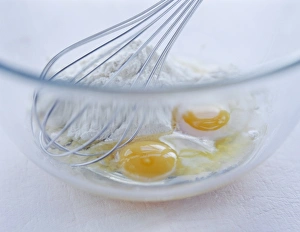Images Dated 17th August 2004: Pasta Print: Whisked Egg and Flour Mixture