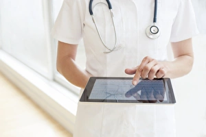 Digital Healthcare Solutions Prints: Nurse using a tablet computer F008 / 2915