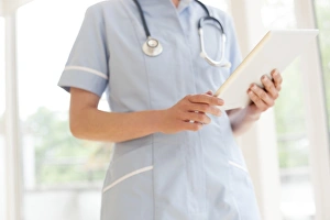 Digital Healthcare Solutions Prints: Nurse using a tablet computer F008 / 2927