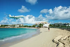 Airport Collection: Airplane flying in the Princess Juliana International Airport of Maho Bay, Sint Maarten