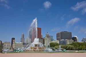 Buckingham Fountain in Grant Park with skyline beyond, Chicago, Illinois Buckingham Fountain in Grant Park with skyline beyond, Chicago, Illinois