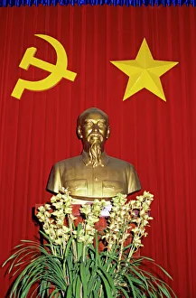 Bust of Ho Chi Minh and Vietnamese socialist flag, Vietnam, Indochina, Southeast Asia, Asia Bust of Ho Chi Minh and Vietnamese socialist flag, Vietnam, Indochina, Southeast Asia, Asia