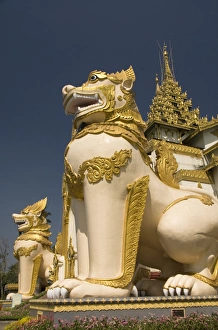 Chinthes (guardians), Shwedagon Pagoda, Yangon (Rangoon), Myanmar (Burma), Asia Chinthes (guardians), Shwedagon Pagoda, Yangon (Rangoon), Myanmar (Burma), Asia