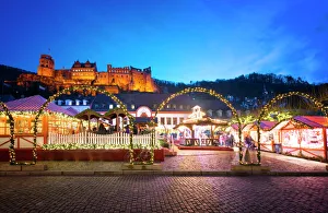 Christmas Market at Karlsplatz in the old town of Heidelberg, with Castle Heidelberg, Heidelberg, Baden-Wurttemberg Christmas Market at Karlsplatz in the old town of Heidelberg, with Castle Heidelberg, Heidelberg, Baden-Wurttemberg