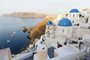 Images Dated 15th June 2015: Classic view of the village of Oia with its blue domed churches and colourful houses