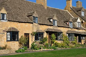 Prints of Cottages, High Street, Broadway, Worcestershire, The Cotswolds, England, United Kingdom, Europe Worcestershire Prints: Cottages in Print: Broadway, The Cotswolds