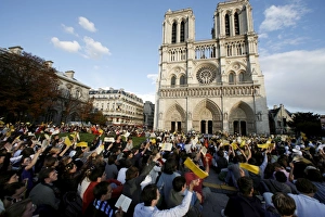 Crowds welcome the arrival of Pope Benedict XVI in front of Notre Dame Crowds welcome the arrival of Pope Benedict XVI in front of Notre Dame