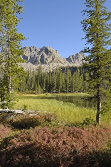 Images Dated 23rd September 2009: Fall Colours Print - Lower Cramer Lake, Sawtooth Mountains