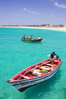 Fishermen bringing their catch of fish in fishing boats to Santa Maria, Sal Island Fishermen bringing their catch of fish in fishing boats to Santa Maria, Sal Island