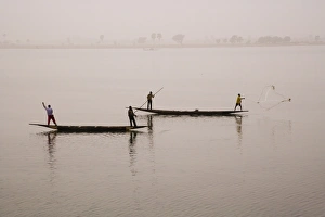 Fishing on the river Niger, Niger Inland Delta, Segou region, Mali, West Africa, Africa Fishing on the river Niger, Niger Inland Delta, Segou region, Mali, West Africa, Africa