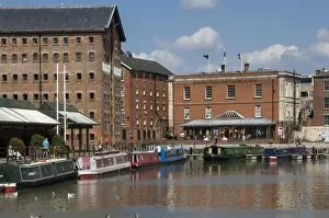 Images Dated 8th August 2015: Gloucester Historic Docks, Narrow Boats, Soldiers Museum, Gloucester, Gloucestershire