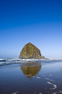 Images Dated 10th November 2007: Haystack Rock Print, Cannon Beach Landscape