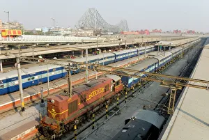 Howrah railway station, with Howrah Bridge beyond, Kolkata (Calcutta), West Bengal, India, Asia Howrah railway station, with Howrah Bridge beyond, Kolkata (Calcutta), West Bengal, India, Asia