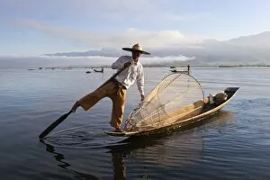 Images Dated 8th December 2012: Intha leg-rower fisherman, Inle Lake, Shan State, Myanmar (Burma), Asia