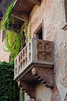 Juliets house and Juliets balcony, Verona, UNESCO World Heritage Site, Veneto, Italy, Europe Juliets house and Juliets balcony, Verona, UNESCO World Heritage Site, Veneto, Italy, Europe