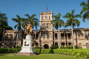 King Kamehameha statue in front of Aliiolani Hale (Hawaii State Supreme Court), Honolulu King Kamehameha statue in front of Aliiolani Hale (Hawaii State Supreme Court), Honolulu
