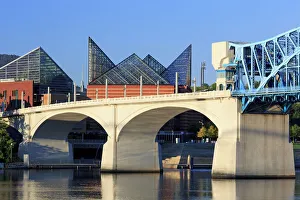 Market Street Bridge and Tennessee Aquarium, Chattanooga, Tennessee, United States of America, North America Market Street Bridge and Tennessee Aquarium, Chattanooga, Tennessee, United States of America, North America