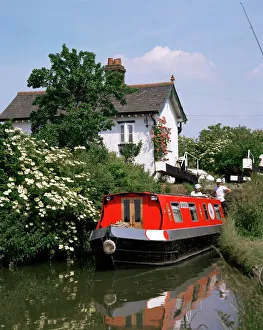 Narrow boat and lock, Aylesbury Arm of the Grand Union Canal, Buckinghamshire Narrow boat and lock, Aylesbury Arm of the Grand Union Canal, Buckinghamshire